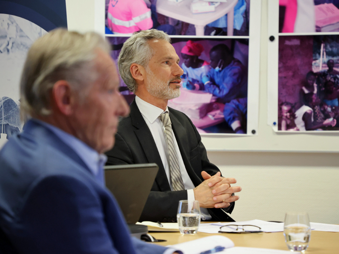 Frederik Kristensen, Deputy CEO of CEPI, and Special Adviser Tore Godal during their video meeting with the Crown Prince and Crown Princess, who are online from Skaugum Estate. Photo: Ørn E. Borgen, NTB scanpix.
